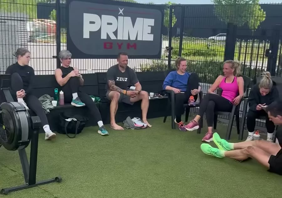 Leden op het buitenterrein van Prime Gym tijdens Death by E5M